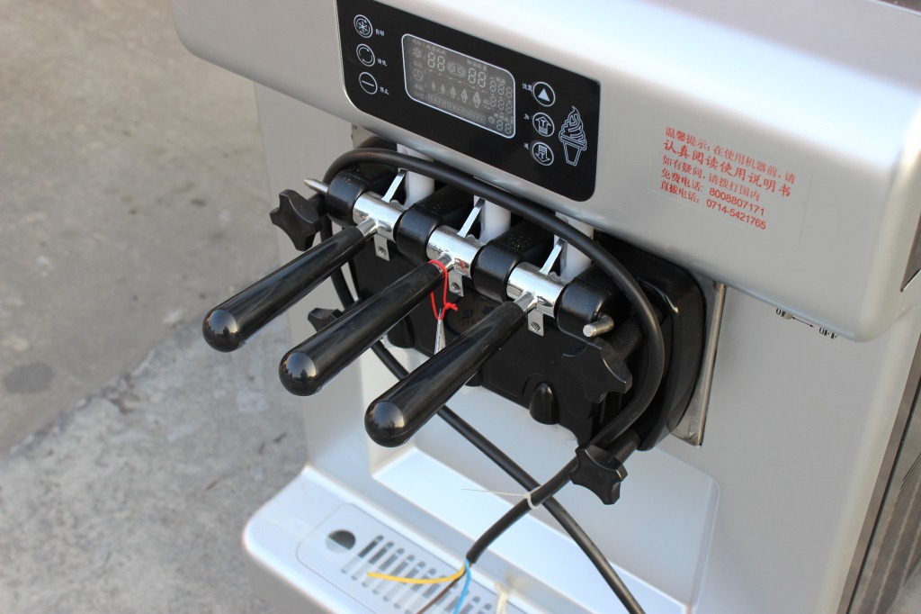 現(xiàn)貨供應東貝商用臺式冰淇淋機三頭甜筒雪糕機 冰激凌機廠家直銷