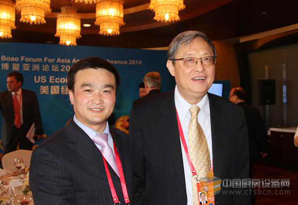 中國廚房設備網副總經理于鳳海(左一)與博鰲亞洲論壇秘書長周文重(右一)合影留念