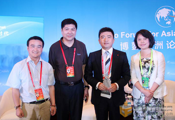 中國廚房設備網(wǎng)副總經(jīng)理于鳳海（左一）新發(fā)地總經(jīng)理王德平（左二）央視主持人芮成鋼（左三）民生加銀資產(chǎn)管理有限公司項目負責人鄧黎陽（左四）