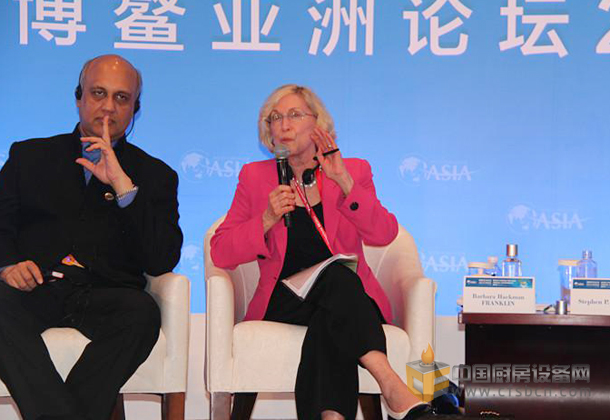美國前商務(wù)部長、芭芭拉?富蘭克林公司總裁 Barbara Franklin（右一）