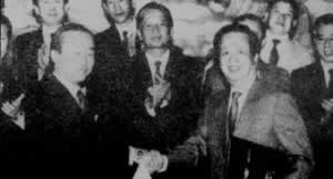 中國國務(wù)委員兼外交部長錢其琛同韓國外務(wù)部長官李相玉在北京簽署建交聯(lián)合公報