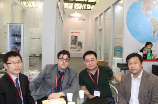 中國廚房設(shè)備網(wǎng)鄭總與Rightway Asia——RWA展會(huì)工程師、負(fù)責(zé)人
