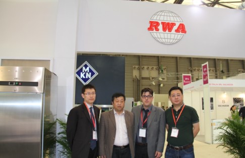 中國廚房設(shè)備網(wǎng)鄭總與Rightway Asia——RWA展會(huì)工程師、負(fù)責(zé)人