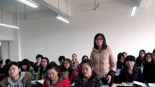 成都信息工程學(xué)院管理學(xué)院的學(xué)生向鄭總詢問實體企業(yè)轉(zhuǎn)型電商的相關(guān)問題