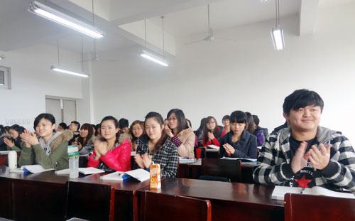 成都信息工程學(xué)院管理學(xué)院的學(xué)生向鄭總詢問實體企業(yè)轉(zhuǎn)型電商的相關(guān)問題