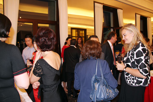中波兩國官員及各界人士以及其他國家駐華使節(jié)、國際機(jī)構(gòu)代表等聚集在一起進(jìn)行交流溝通