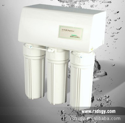 家用廚房?jī)羲? /><br></p><p><strong>工作原理</strong></p><p>第一級(jí)：PP濾芯，PP熔噴濾芯對(duì)原水進(jìn)行初過濾，濾除水中的泥沙、雜質(zhì)、膠體、懸浮物等。</p><p>第二級(jí)：顆粒活性炭濾芯，吸附凈化，去除水中異色、異味、余氯、重金屬、有機(jī)物等。</p><p>第三級(jí)：壓縮活性炭，深層吸附過濾水中異色、異味、重金屬及有機(jī)物等有害物質(zhì)，改善出水口感。</p><p>第四級(jí)：RO反滲透膜，應(yīng)用水壓逆滲透原理，去除水中極細(xì)微雜質(zhì)、重金屬、可溶性固體、細(xì)菌、病毒等一切有害物質(zhì)，既保留水分子和溶解氯，出水純凈。</p><p>第五級(jí)：椰殼顆粒活性炭，吸附來自壓力桶內(nèi)丁晴橡膠皮囊中純水的極微量天然橡膠味，使出水口感甘醇。</p><p><strong>產(chǎn)品特點(diǎn)</strong></p><p>韓國(guó)RO膜濾芯</p><p>管路快接技術(shù)</p><p>LED晶亮顯示屏</p><p>自檢自沖功能</p><p>完美流線形設(shè)計(jì)</p><p><strong>技術(shù)參數(shù)</strong></p><p>型號(hào)：50#RSD-1型(50G/PL/D-K)</p><p>電源：220V/50HZ</p><p>輸入功率：28W</p><p>制水量：1520L/24H</p><p>適用水壓：≤0.5MPa</p><p>適用水質(zhì)：市政自來水(GB5749-85)</p><p>進(jìn)水硬度：≤180PPM</p><p>進(jìn)水TDS:≤800PPM</p><p>主機(jī)尺寸：41*21*48CM</p><p><br><br></p>【<a href=